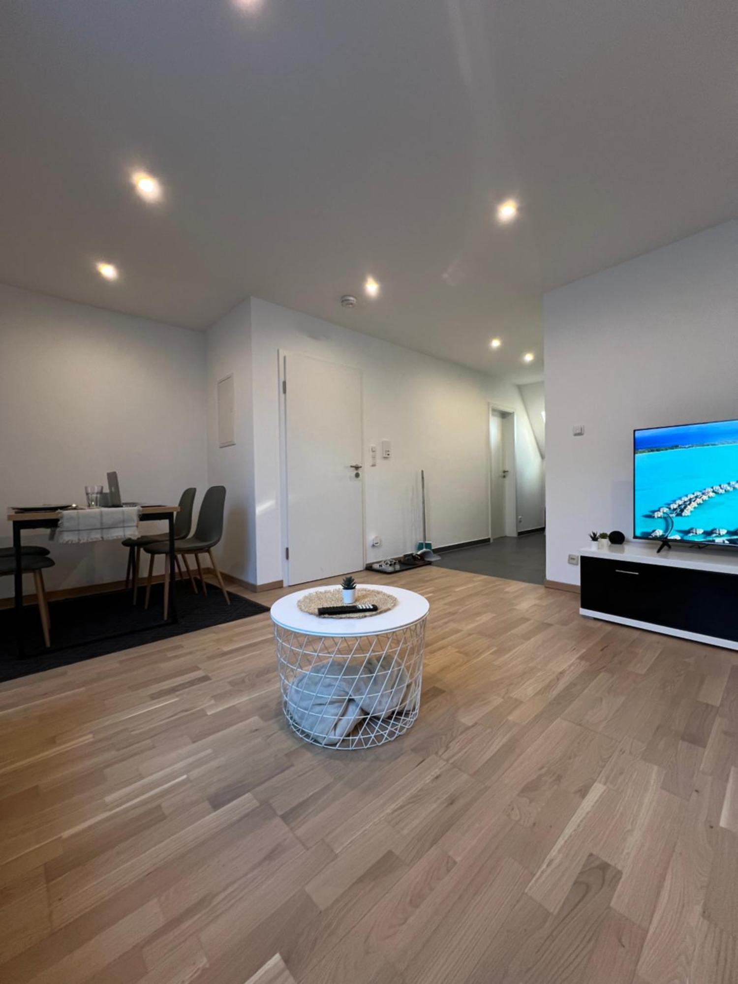 Moderne Neureut, Fussbodenheizung - Regendusche - Waschmaschine - Stellplatz Apartment Karlsruhe