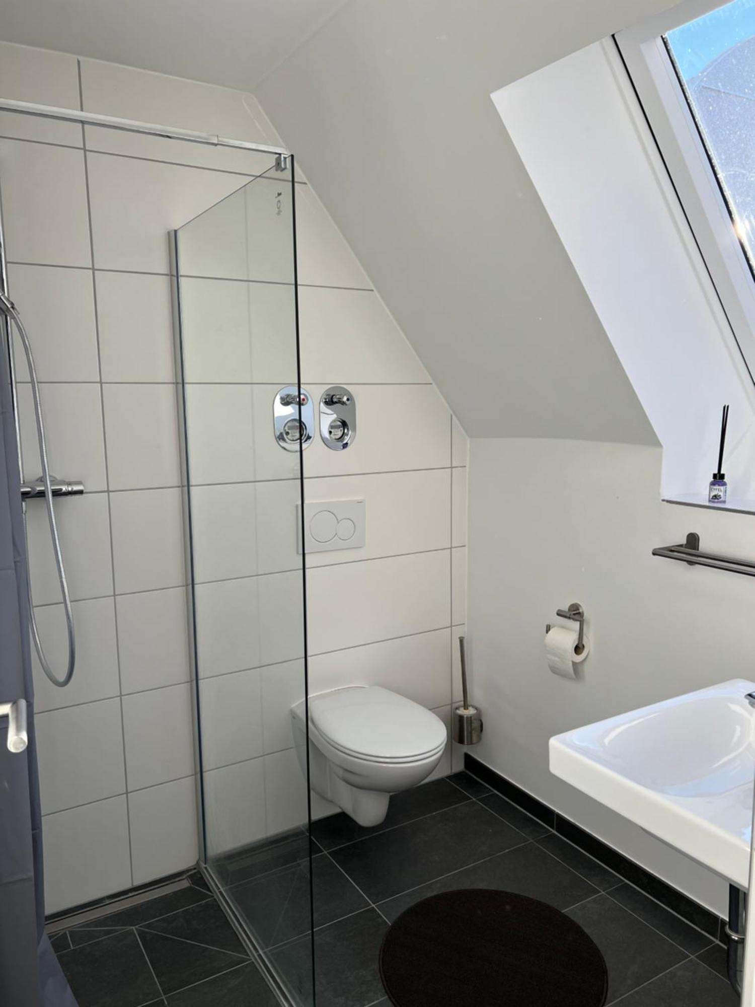 Moderne Neureut, Fussbodenheizung - Regendusche - Waschmaschine - Stellplatz Apartment Karlsruhe